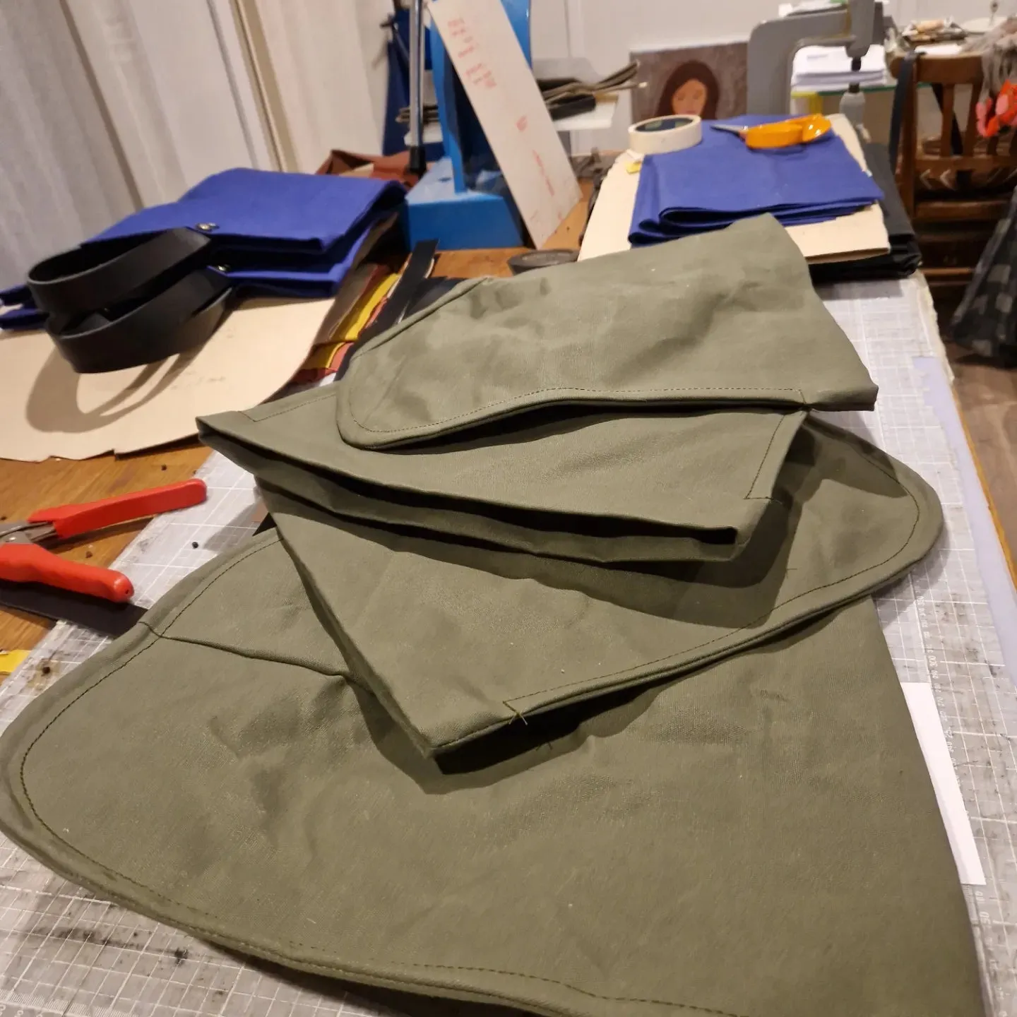 TOTELY CANVAS CROSSBODY satchel in Olive Green